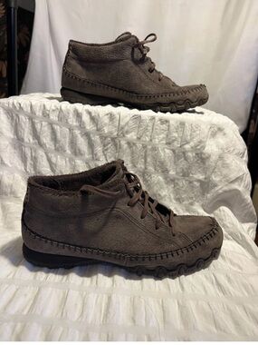 Women’s 8.5 Sketchers Brown Suede Lace-Up Casual moccasins boots